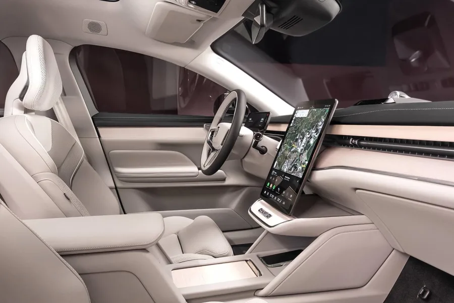 O Volvo ES90 oferece um interior espaçoso com materiais sustentáveis, bancos ergonômicos e acabamento premium. O porta-malas generoso garante praticidade para viagens longas.