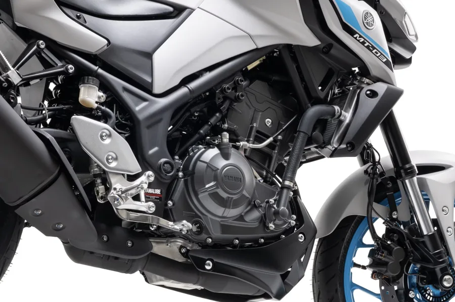 A Yamaha MT-03 Connected 2026 possui motor bicilíndrico de 321 cm³, entrega 41,3 cv a 10.750 rpm e torque de 3,0 kgf.m, com câmbio de seis marchas e embreagem deslizante.