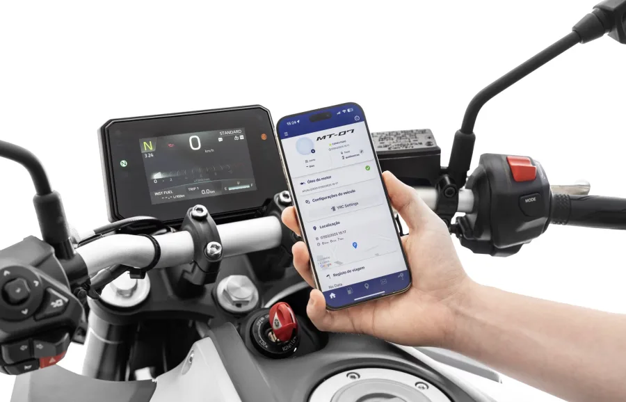 A nova MT-07 conta com painel TFT de cinco polegadas, conectividade via Bluetooth e integração com o app Garmin StreetCross para navegação turn-by-turn na tela.