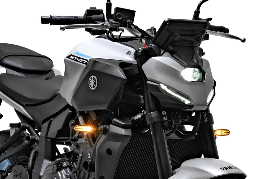 A Yamaha MT-07 Connected 2026 traz design renovado com carenagem compacta, farol central em LED, DRL estilizados, lanterna traseira redesenhada e setas dianteiras e traseiras em LED.