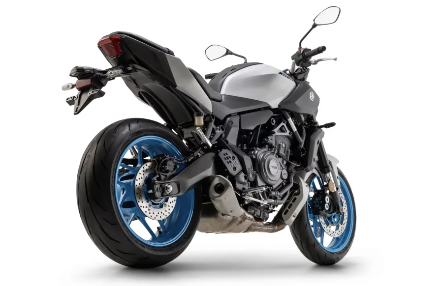 A Yamaha MT-07 Connected 2026 possui motor bicilíndrico de 689 cm³, 73,4 cv a 8.750 rpm, torque de 6,9 kgf.m, acelerador eletrônico e embreagem assistida e deslizante.