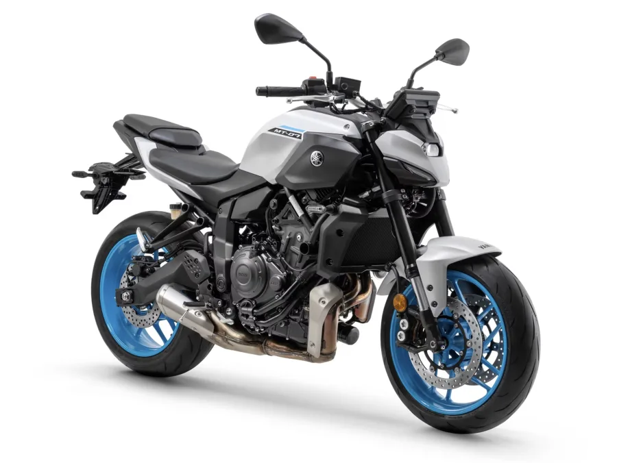 A Yamaha MT-07 Connected 2026 vem equipada com motor bicilíndrico Crossplane de 689 cm³, entregando 73,4 cv de potência e 6,9 kgf.m de torque, com embreagem deslizante.