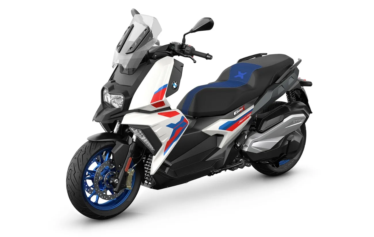 A ergonomia é pensada para uso diário. Altura de assento de 775 mm, guidão bem posicionado e banco confortável facilitam a pilotagem contínua, mesmo em deslocamentos longos.