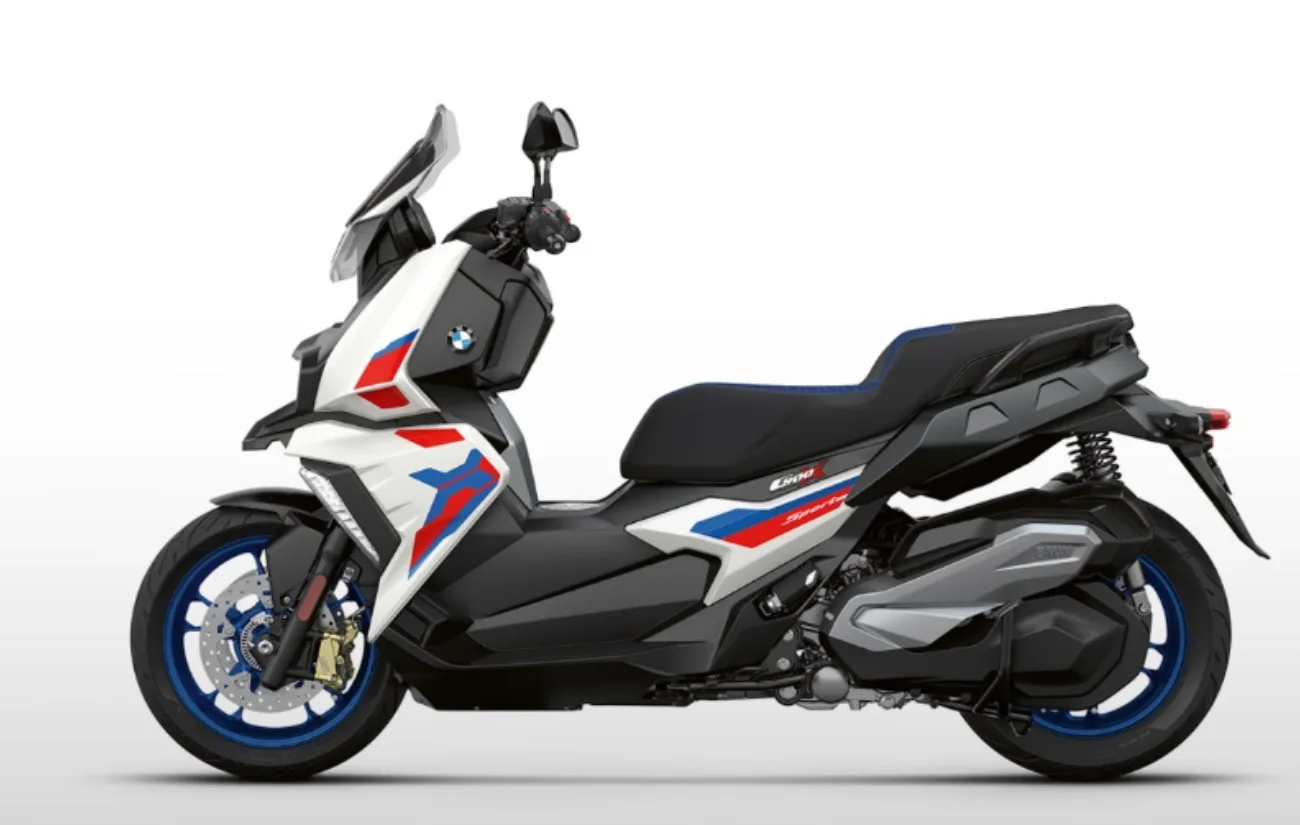 O Flexcase sob o banco comporta até 35 litros, armazenando capacete e itens pessoais. Esse sistema amplia a praticidade urbana, com expansão possível apenas quando a moto está parada.