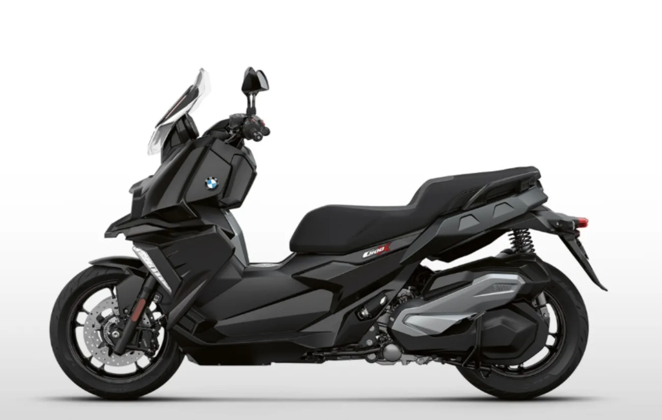 Com peso de 204 kg e suspensões calibradas para o asfalto urbano, a estabilidade é mantida mesmo com garupa. Os freios com ABS de dois canais reforçam o controle em frenagens bruscas.