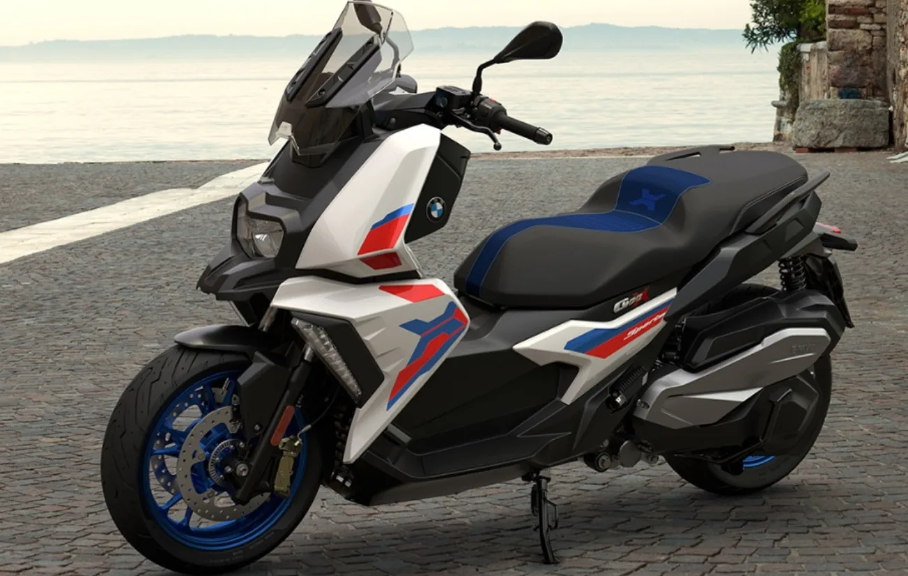 O motor monocilíndrico de 350 cc entrega 34 cv e torque de 35 Nm, suficiente para rodar com fluidez no trânsito. A transmissão CVT elimina trocas manuais e facilita a condução diária.