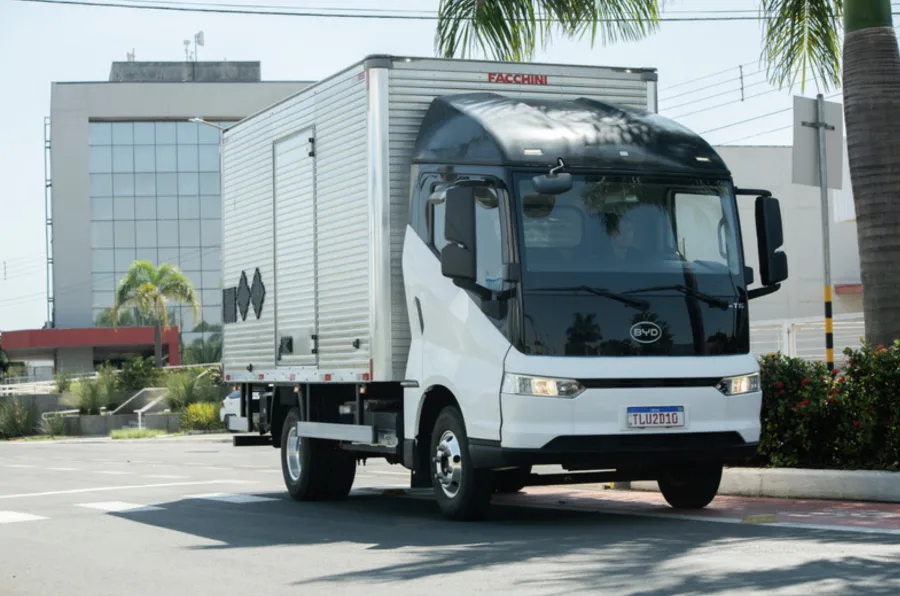 O caminhão elétrico BYD eT5 tem 185 km de autonomia, carrega até 3.900 kg e recarrega em 2h. Ideal para entregas urbanas com motor de 197 cv e freio regenerativo.