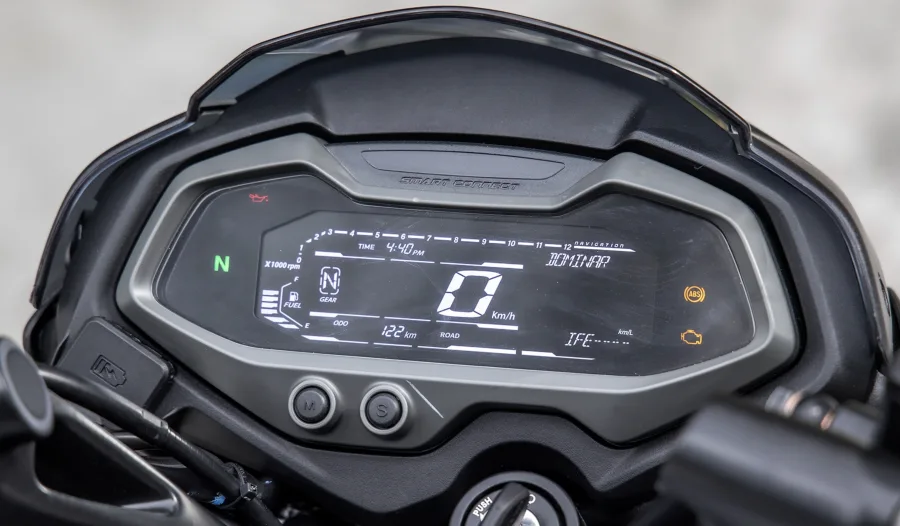 O novo painel digital com fundo blackout das Dominar NS160 e NS200 permite conexão via Bluetooth, exibindo navegação e alertas do celular pelo app Bajaj Ride Connect.