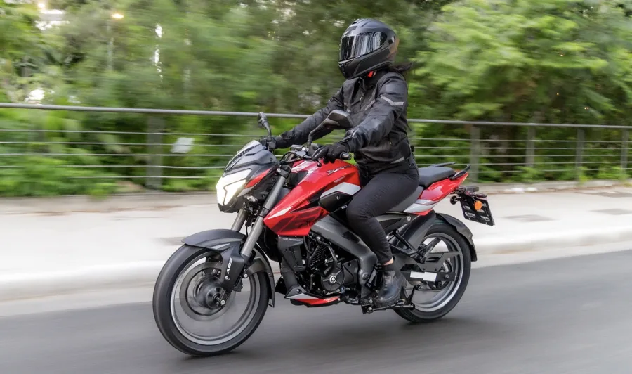 A Dominar NS160 estreia com farol triangular, DRLs em LED e painel digital blackout, agora conectável ao celular via Bluetooth pelo app Bajaj Ride Connect.