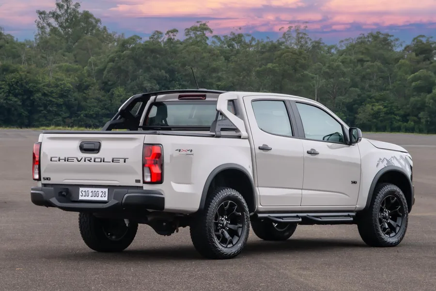 Com 1.076 kg de capacidade de carga e autonomia de 912 km em rodovias, a picape mostra força em estrada e peso, superando rivais diretas em números.