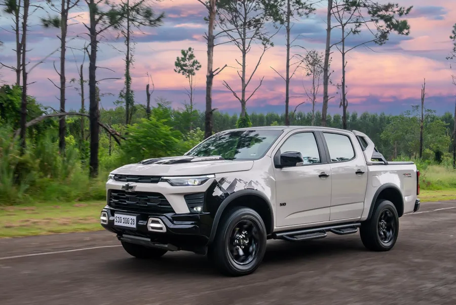 S10 100 Anos: Bruta, refinada e cheia de moral. A S10 100 Anos voltou por demanda popular com motorzão diesel, visual off-road e luz de logo no chão. Pura vaidade.