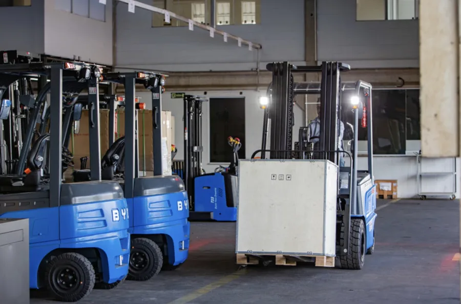 Empilhadeiras elétricas BYD agora têm 2 anos de garantia e 8 para a bateria. Com recarga rápida e até 3 turnos de uso, reduzem custos e otimizam operações industriais.