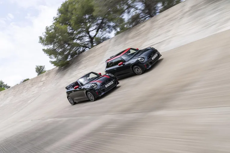 MINI John Cooper Works 2025 chega no Brasil em versão hatch e conversível com alma de pista e motor 2.0 turbo de 231 cv