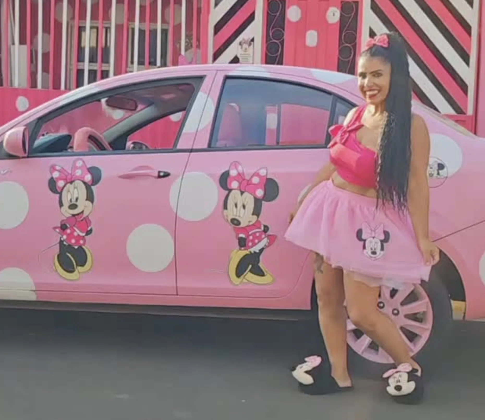 O incrível carro da “Minnie rosa humana”: conheça a brasileira que ...