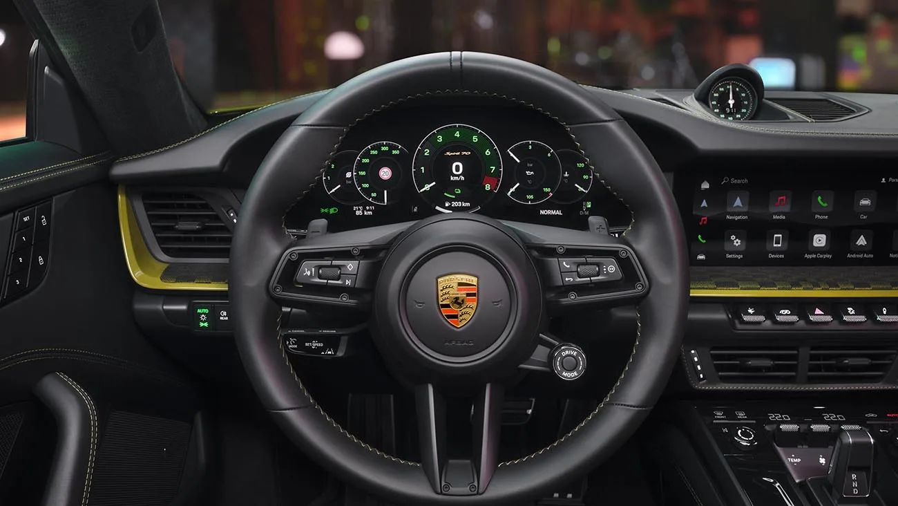 O Porsche 911 também supera o Mercedes-Benz Classe C no acumulado de 2026: são 845 unidades contra 802. O esportivo alemão vende mais até que o conhecido sedan de luxo da Mercedes.