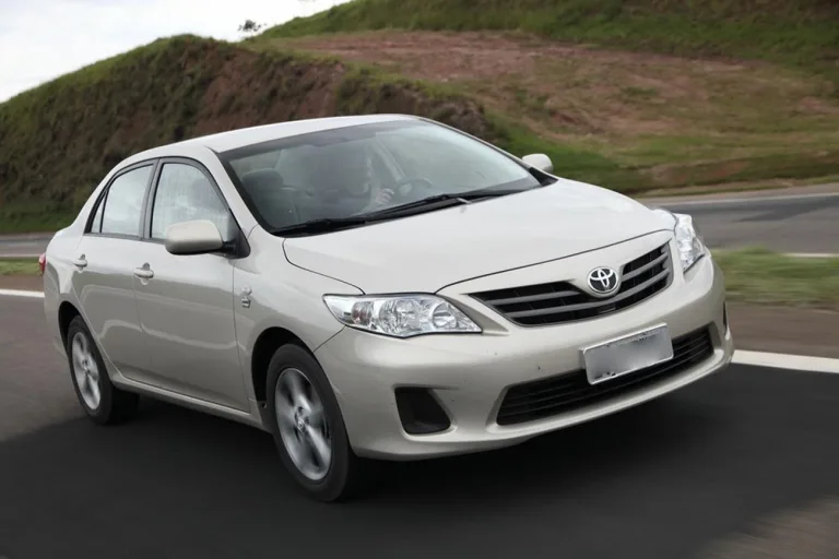 Toyota Corolla GLi 1.8 2013: Preço, Ficha técnica, Consumo, Equipamentos e Fotos; câmbio manual e motor flex entregam desempenho equilibrado e boa autonomia para viagens