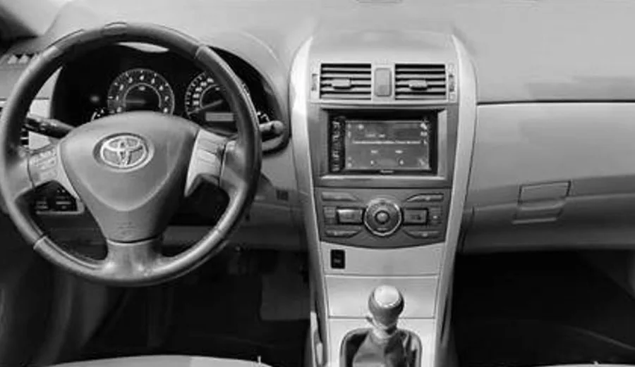 A transmissão manual de seis marchas e a direção elétrica tornam a condução leve e previsível. A tração dianteira garante estabilidade e segurança em curvas e manobras.