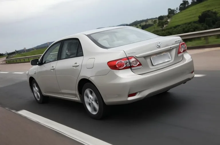 Comprar um Toyota Corolla GLi 2012 Automático usado ainda é uma escolha segura? Confira ficha técnica, preço e fotos