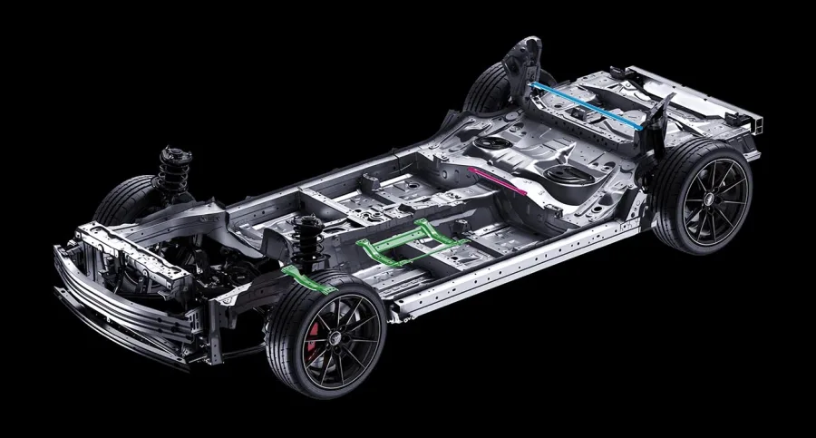 A carroceria reforçada foi construída na GR Factory, com mais pontos de solda e adesivo estrutural. As rodas BBS forjadas ajudam a reduzir o peso e melhoram a dirigibilidade.