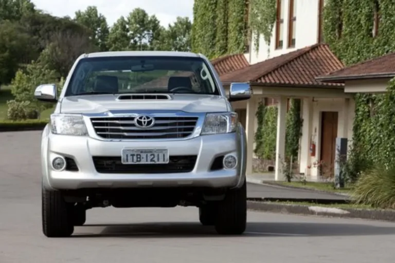 Guia de usados: ficha técnica da Toyota Hilux SRV 3.0 4×4 2015 automática diesel; confira preço e fotos da picape