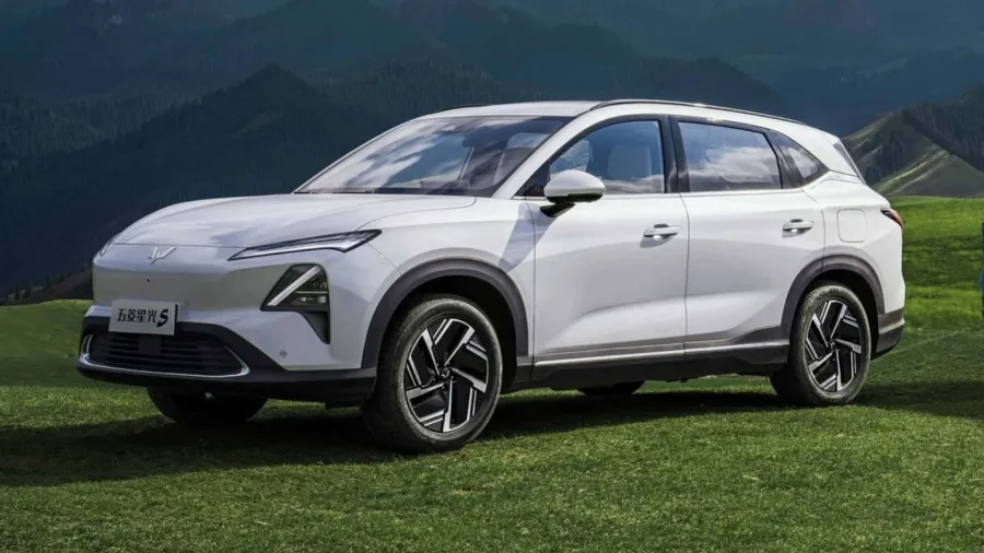 A estratégia da GM inclui a reintrodução de nomes tradicionais para facilitar a aceitação do público. A linha elétrica ganhará reforço com Spark EUV e outros lançamentos em 2025.