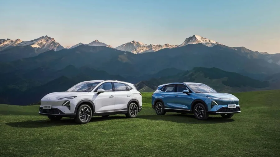 A bateria de 60 kWh oferece autonomia de até 510 km no ciclo CLTC. A recarga em corrente alternada leva 10 horas, enquanto a recarga rápida devolve 80% em 20 minutos.