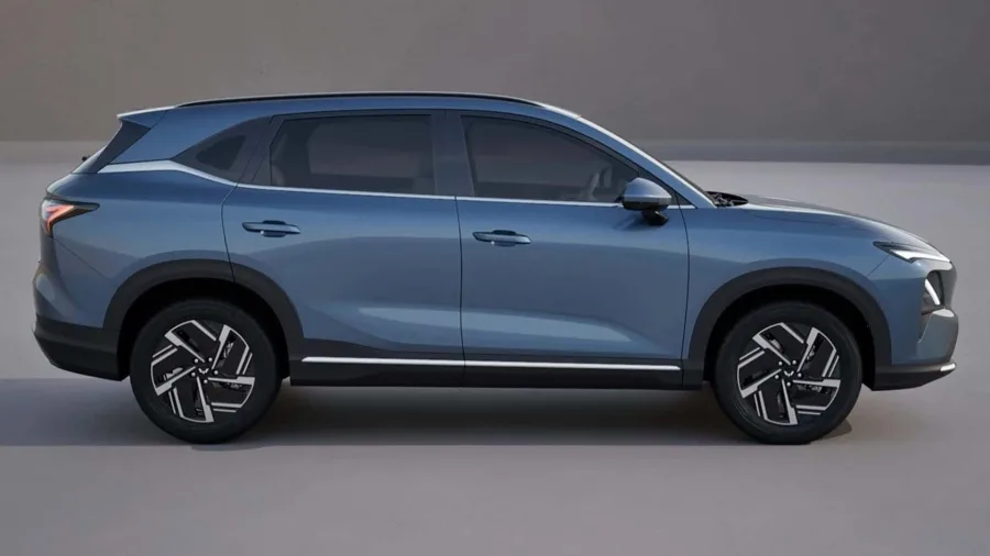 Baseado no Wuling Starlight S, o novo Captiva EV compartilha dimensões generosas e arquitetura moderna. Com 4,74 m de comprimento, o modelo rivaliza com SUVs híbridos já consolidados.