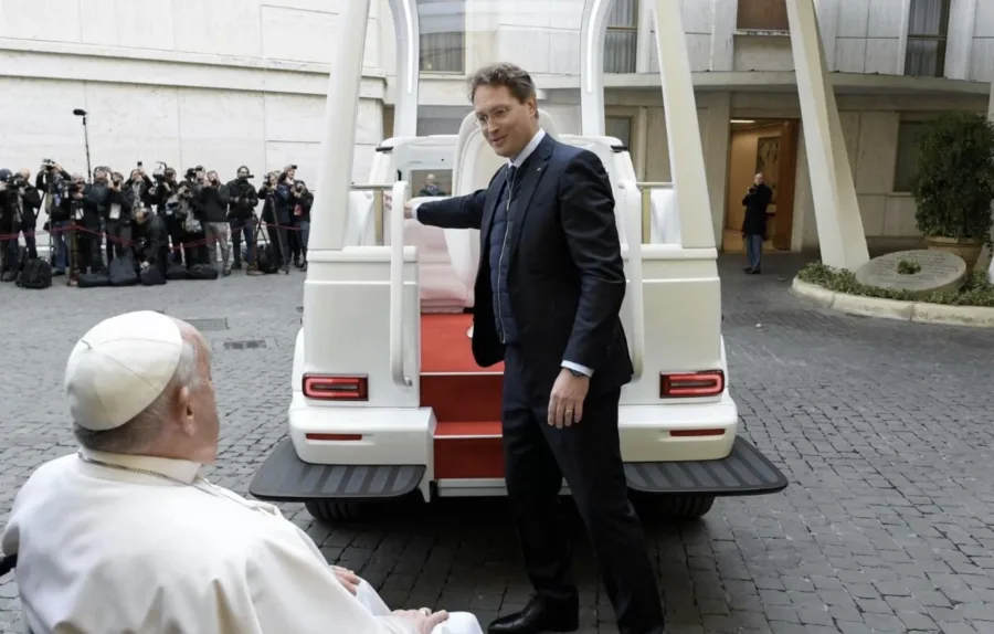 Em 2024, adotou um papamóvel elétrico da Mercedes-Benz, símbolo de sua agenda ecológica. O veículo seria usado no Jubileu de 2025, reforçando a mensagem de sustentabilidade do pontífice.