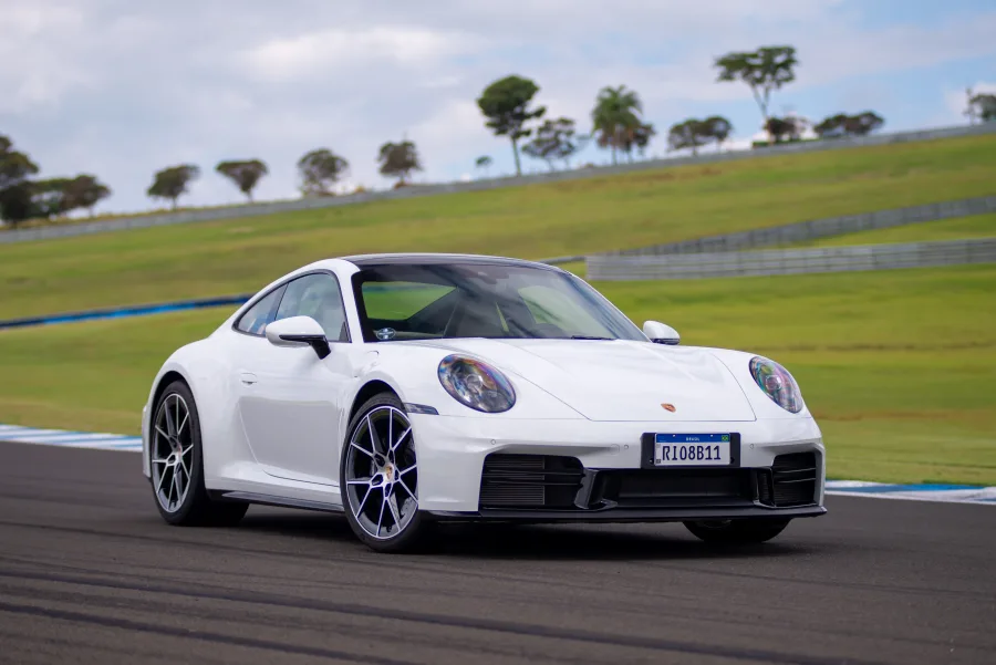 Novo Porsche 911 2025 com motor híbrido, interior digital e até 541 cv chega no Brasil