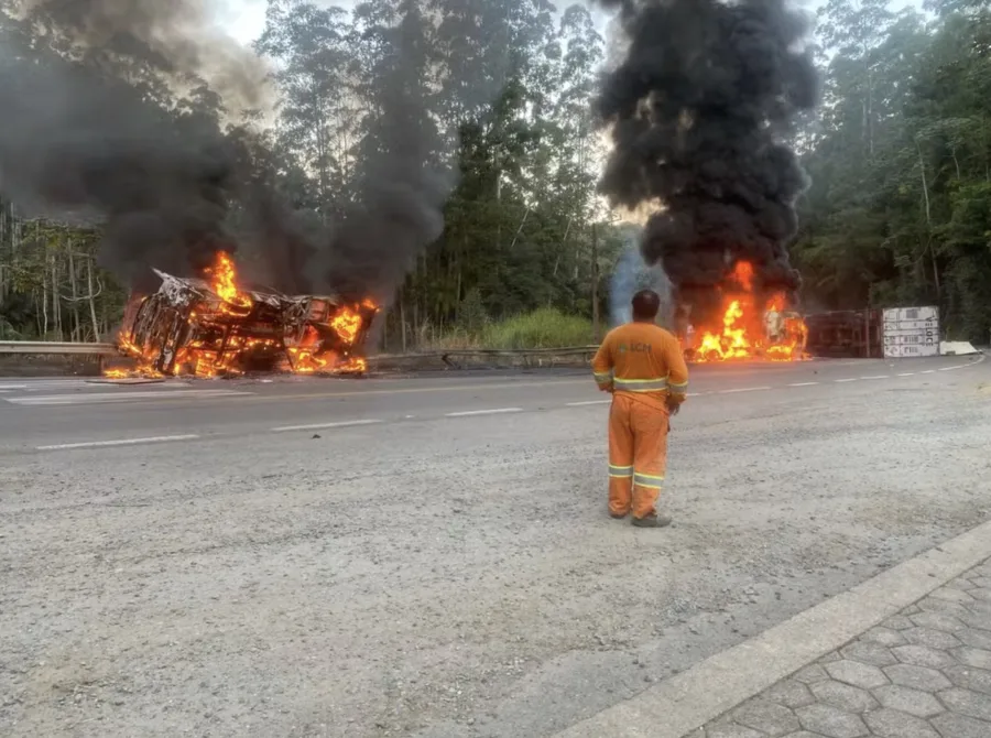 Acidente com explosão entre micro-ônibus, carreta e carro mata passageiros na BR-280 em SC