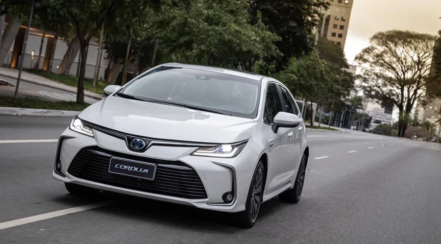 O Corolla 2020 usado tem versões GLi, XEi, Altis Premium 2.0 CVT e Altis Hybrid/Premium 1.8 e-CVT, oferecendo opções equilibradas entre desempenho, economia e conforto.