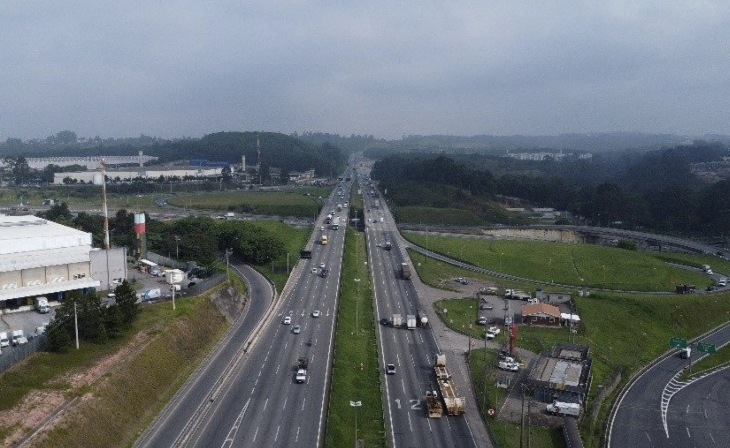 Radares com IA começam a multar no Rodoanel por uso de celular ao volante e falta de cinto, após 4.879 infrações em 28 dias de testes.