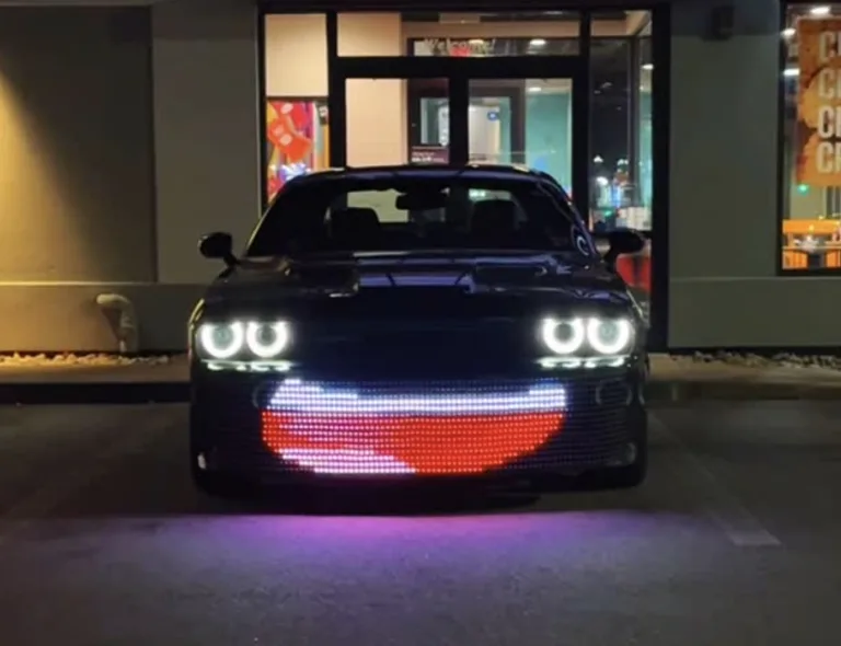 Dodge Challenger que fala e canta viraliza no Instagram ao ganhar sistema com boca de LED e música sincronizada