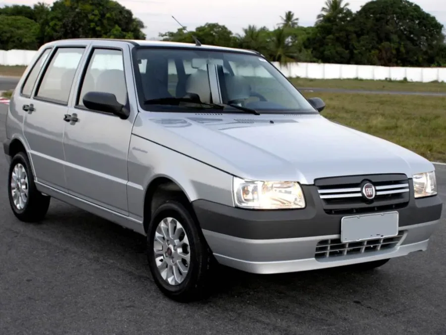 O Fiat Uno Mille Economy 1.0 2009 é uma excelente opção de carro usado para quem busca um veículo econômico e de manutenção simples. Com um motor 1.0 flex de 66 cv (etanol) e 65 cv (gasolina), o carro oferece bom desempenho para o uso urbano, ideal para quem precisa de um carro para o dia a dia na cidade. Seu consumo fica em torno de 8,4 km/l (alcool) e 12,1 km/l (gasolina) na cidade, enquanto na estrada, o Fiat Uno Mille chega a 9,5 km/l (alcool) e 13,6 km/l (gasolina).