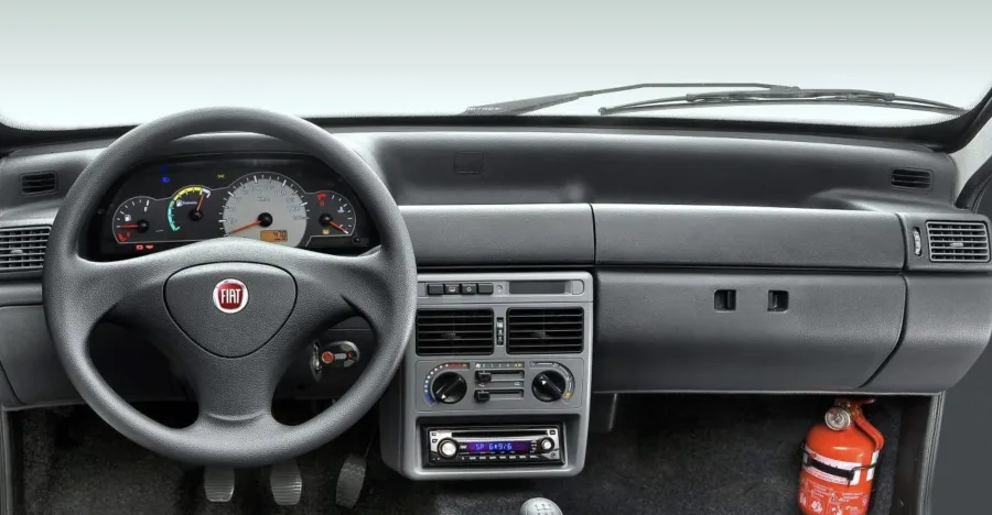 A tração é dianteira com câmbio manual de 5 marchas, proporcionando dirigibilidade simples e eficaz. O modelo oferece uma experiência de condução ágil e confortável para o uso diário.