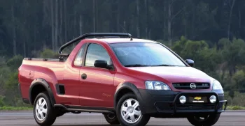 Motor 1.8 flex com até 109 cv, torque de 18,2 kgfm, acelera de 0 a 100 km/h em 10,2 s e atinge 180 km/h. Entrega desempenho equilibrado para uso urbano e leve carga.