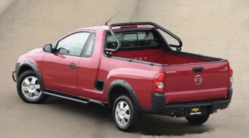 Caçamba com 1.143 litros e capacidade de carga útil de até 735 kg. Atende pequenos negócios, transporte de equipamentos e serviços de entrega urbana.