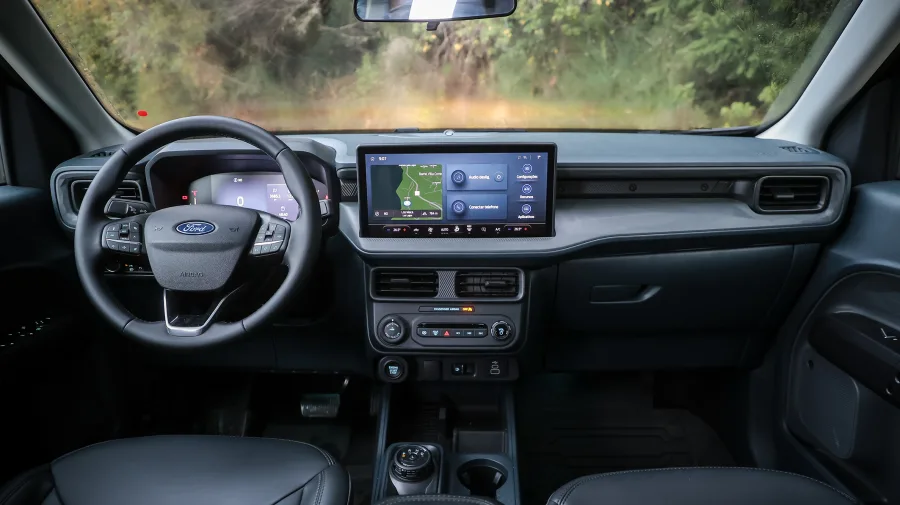 O interior recebeu atenção especial: o Sync 4 agora tem tela de 13,2”, Android Auto e Apple CarPlay sem fio, enquanto o som Bang & Olufsen garante áudio premium. Há ainda câmeras 360° e sensores de estacionamento.