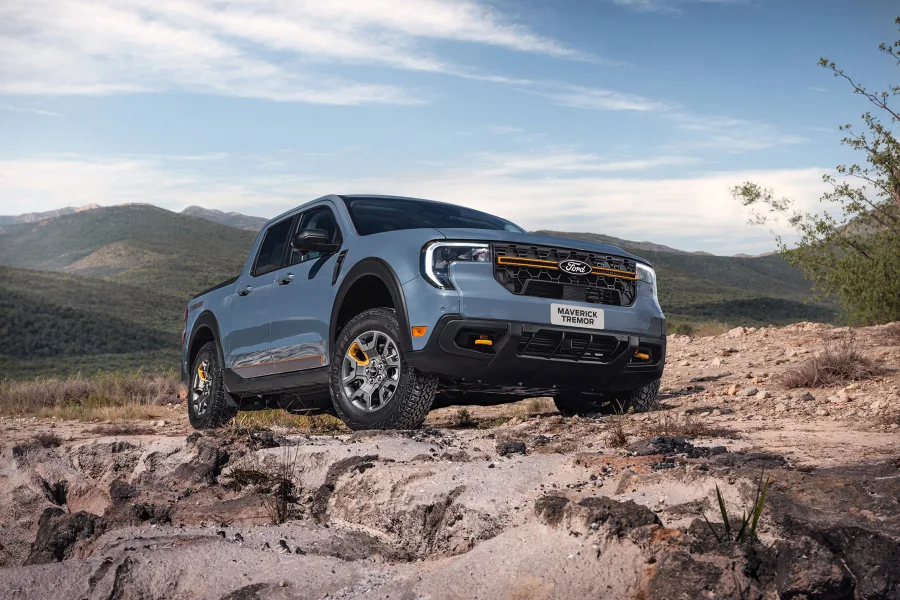 A versão Tremor exibe suspensão elevada e diferencial traseiro com torque vetorizado, que aumenta a segurança e a capacidade em trilhas e estradas de terra. Já a Lariat Black aposta em conforto urbano e motor turbo.