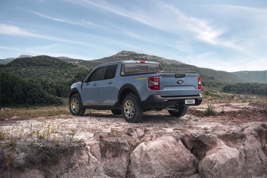 O consumo varia conforme a versão: a Lariat Black marca 8,5 km/l na cidade e 11,4 km/l na estrada, enquanto a Tremor fica com 8,4 km/l e 10,7 km/l. A Ford promete a versão híbrida Lariat Black para o segundo semestre.