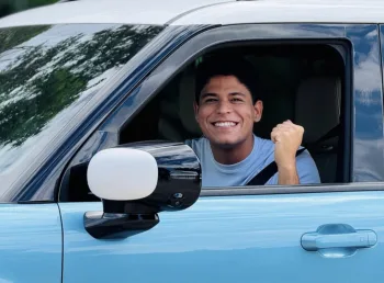 Guilherme Avelar recebe Chevrolet Spark EUV que ganhou no BBB 2025 antes do lançamento no Brasil