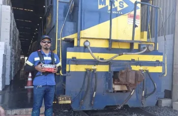 A MRS Logística adotou controle remoto para operar locomotivas em pátios de carga. O sistema substitui a comunicação por rádio e muda funções no setor ferroviário - Foto: MRS/Divulgação