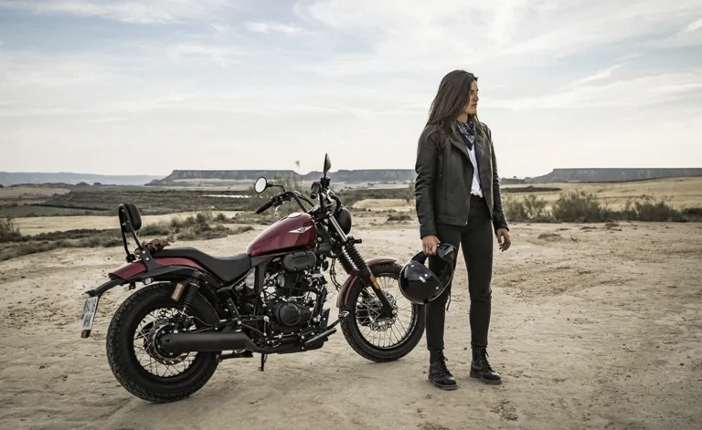 Moto estilo Harley roda até 640 km com um tanque e custa menos de R$ 16 mil na Europa