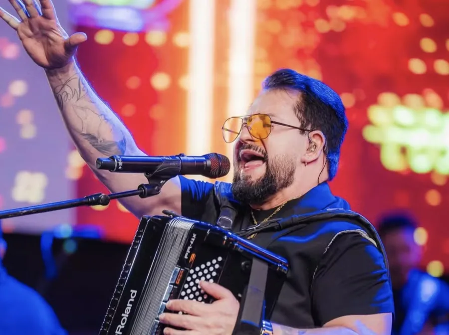 Marrone, dupla de Bruno, caiu no palco durante show em Goiânia e é levado ao hospital para exames