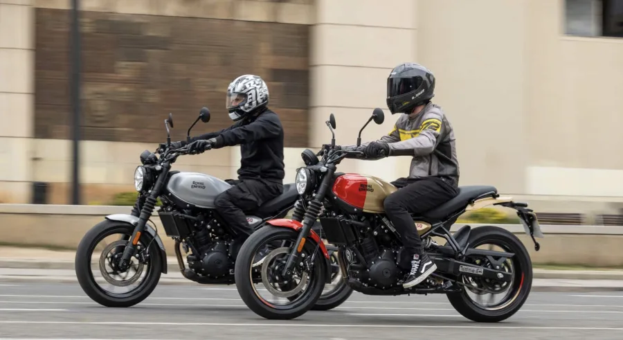 A Guerrilla 450 utiliza motor monocilíndrico de 452 cm³, que gera 40 cv e torque de 4,2 kgfm, compartilhando a base da Himalayan 450, mas com ajustes para um perfil mais urbano e prático no Brasil.