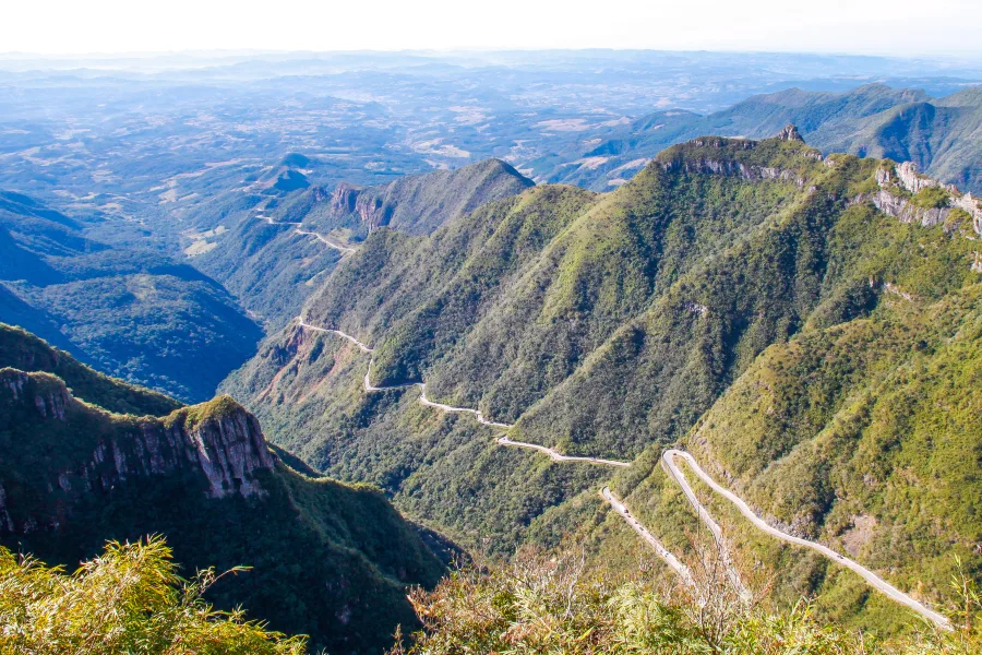 Onde fica a Serra do Rio do Rastro? Turistas lotam o mirante coberto de neve