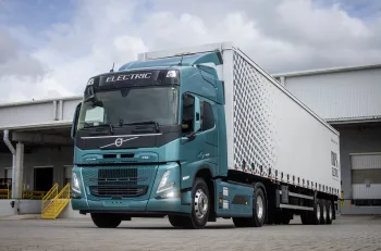 Volvo entrega 5 mil caminhões elétricos em 50 países e reforça liderança em transporte limpo