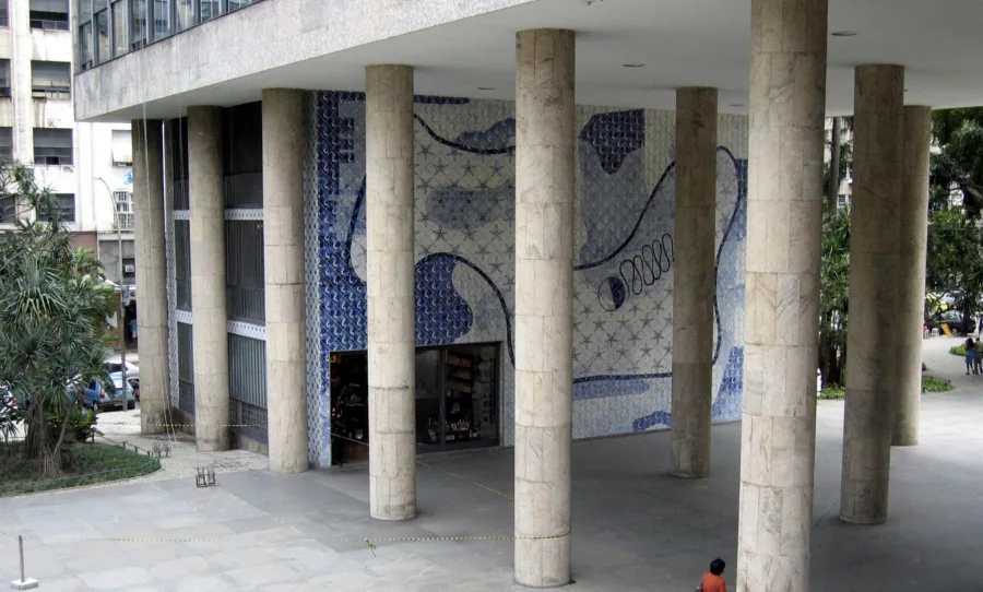 Pilotis do Edifício Gustavo Capanema, Rio de Janeiro, Oscar Niemeyer, 1936 - Foto: Marcos Leite Almeida / Wikipedia