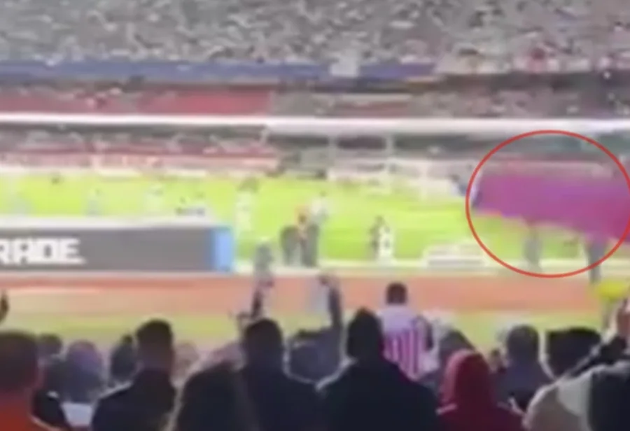 Vídeo mostra placa metálica caindo sobre torcida do São Paulo no Morumbis e ferindo quatro pessoas