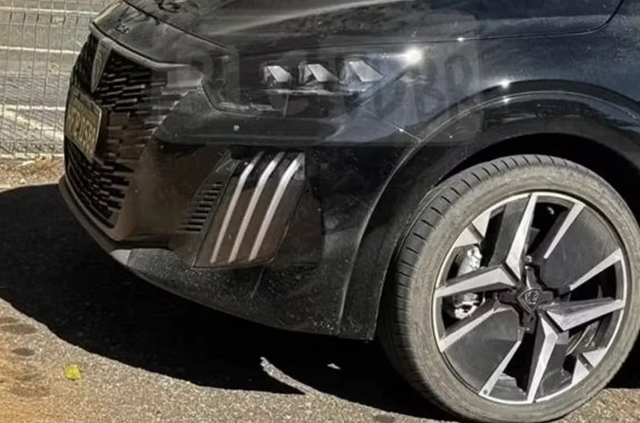 Flagra revela Peugeot 208 híbrido com motor do Pulse e Fastback; lançamento é iminente no Brasil